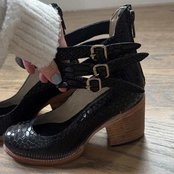 Freebird Black Strappy Women's Shoes- size:6 - like new condition! - Picture 4 of 8